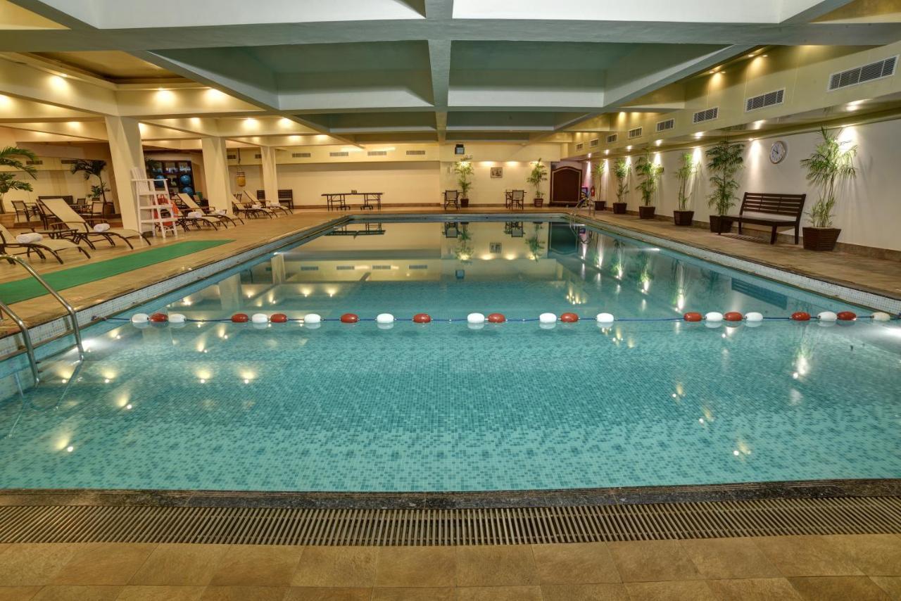 Pearl Continental Hotel, Karachi Exteriör bild Swimming pool at the hotel