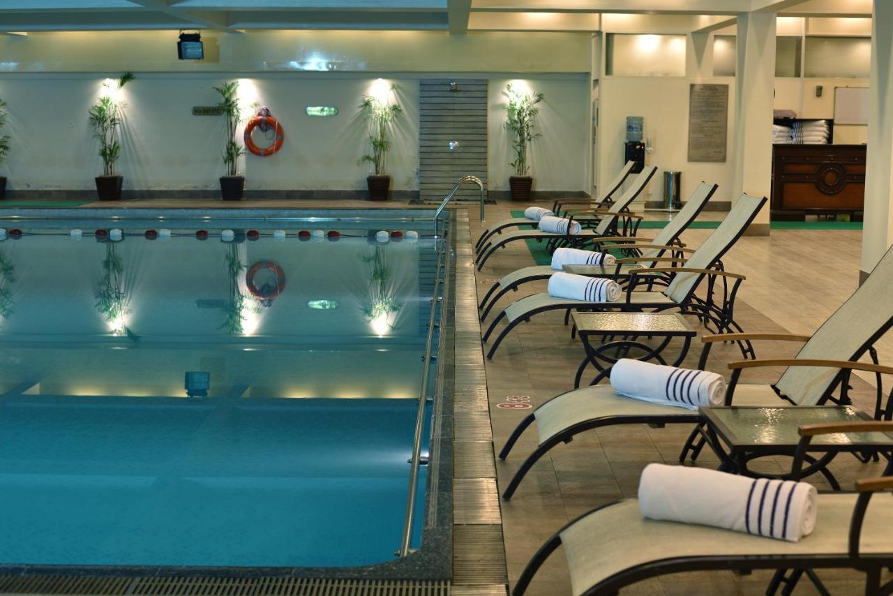 Pearl Continental Hotel, Karachi Exteriör bild The pool at the hotel