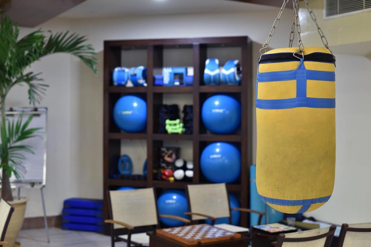 Pearl Continental Hotel, Karachi Exteriör bild A heavy bag