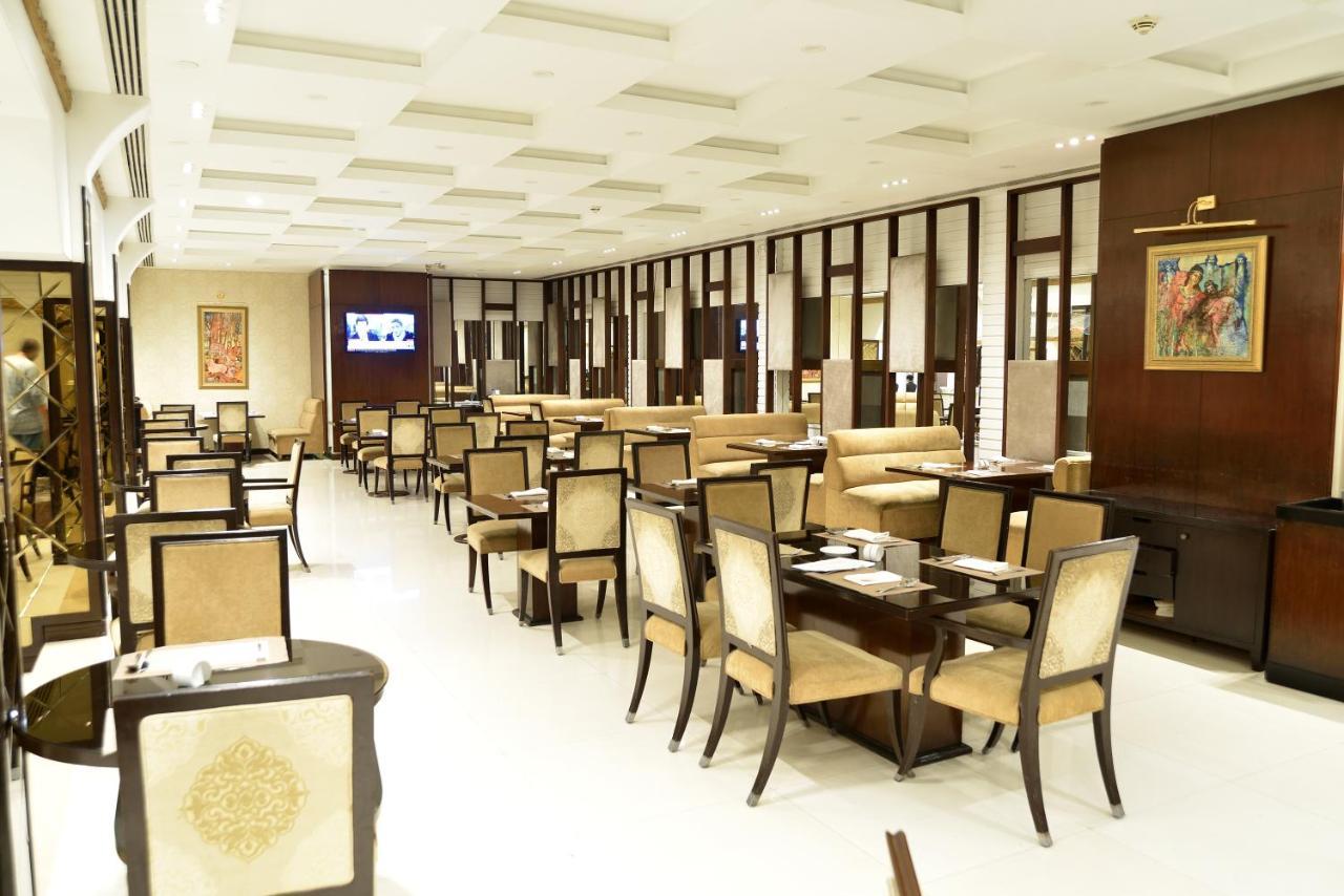 Pearl Continental Hotel, Karachi Exteriör bild The interior of the lounge