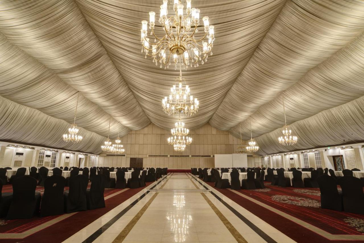 Pearl Continental Hotel, Karachi Exteriör bild The interior of the Grand Ballroom