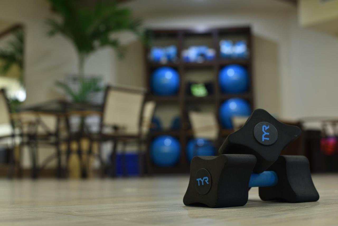 Pearl Continental Hotel, Karachi Exteriör bild A pair of 10 kg (22 lb) dumbbells