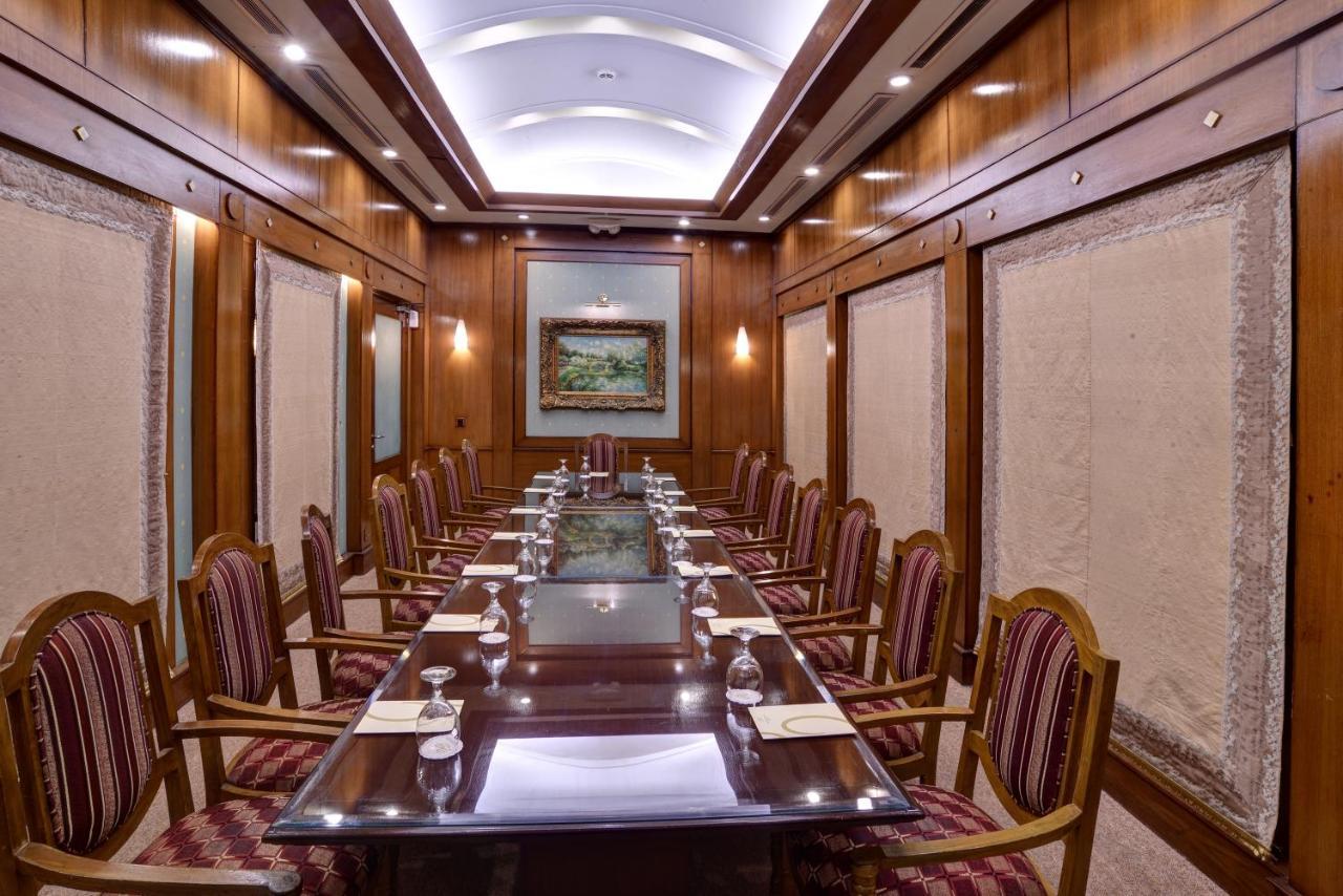 Pearl Continental Hotel, Karachi Exteriör bild The interior of the Maharajas' Express