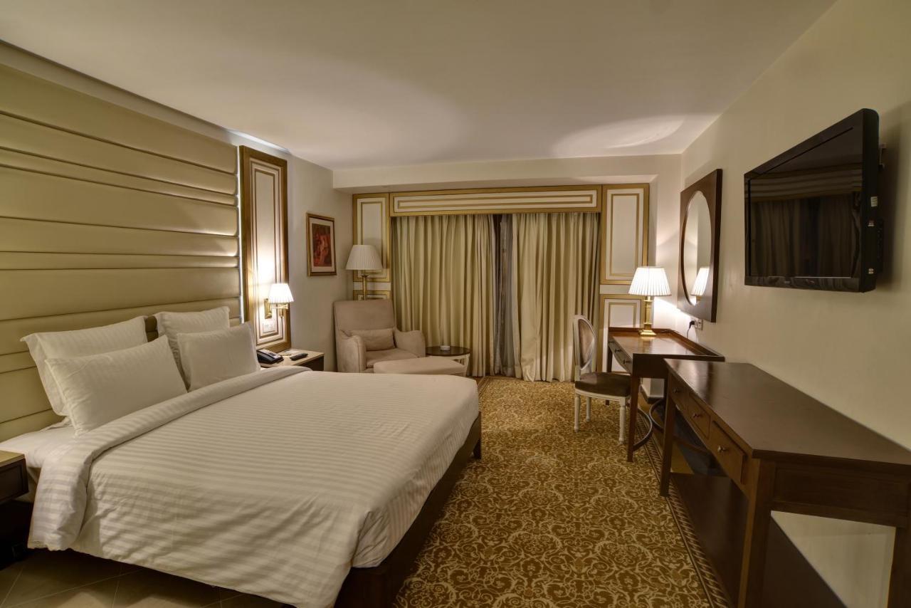 Pearl Continental Hotel, Karachi Exteriör bild A room at the Taj Bengal