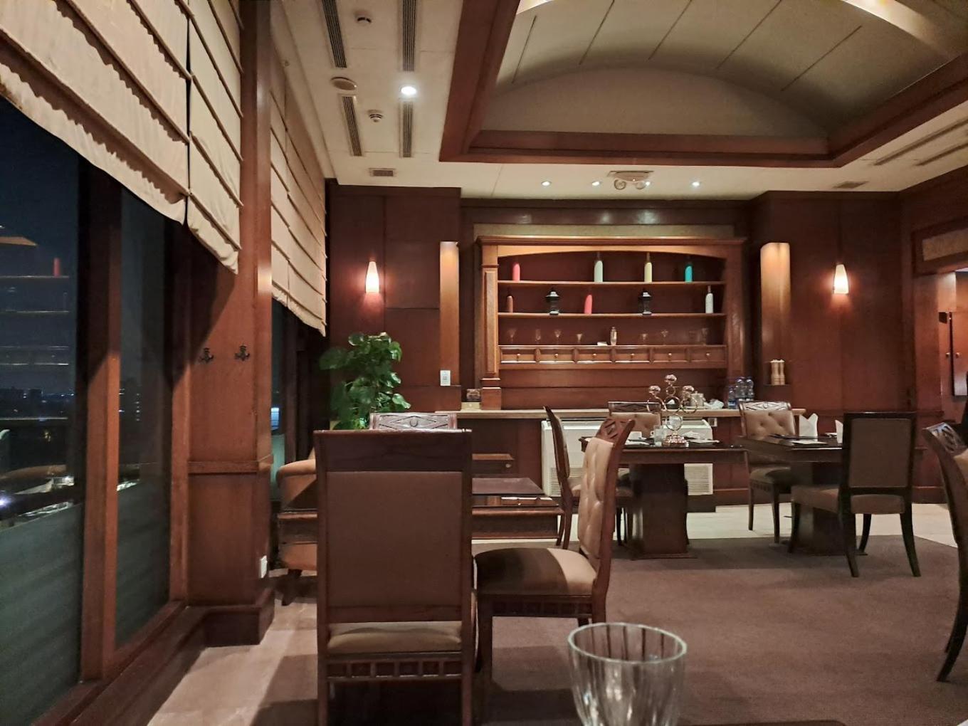 Pearl Continental Hotel, Karachi Exteriör bild The interior of the lounge