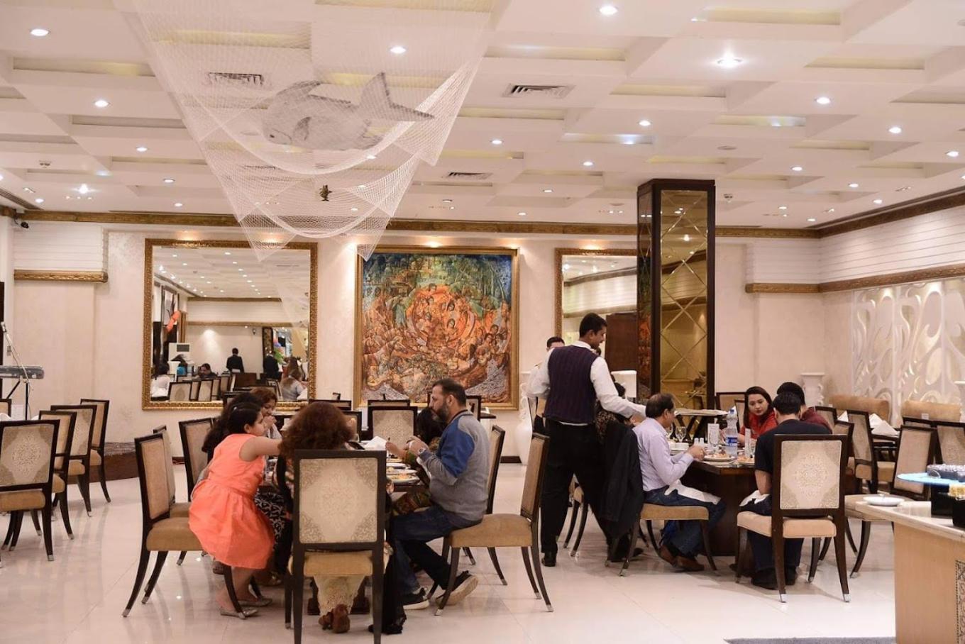 Pearl Continental Hotel, Karachi Exteriör bild The interior of a restaurant in Karachi, Pakistan