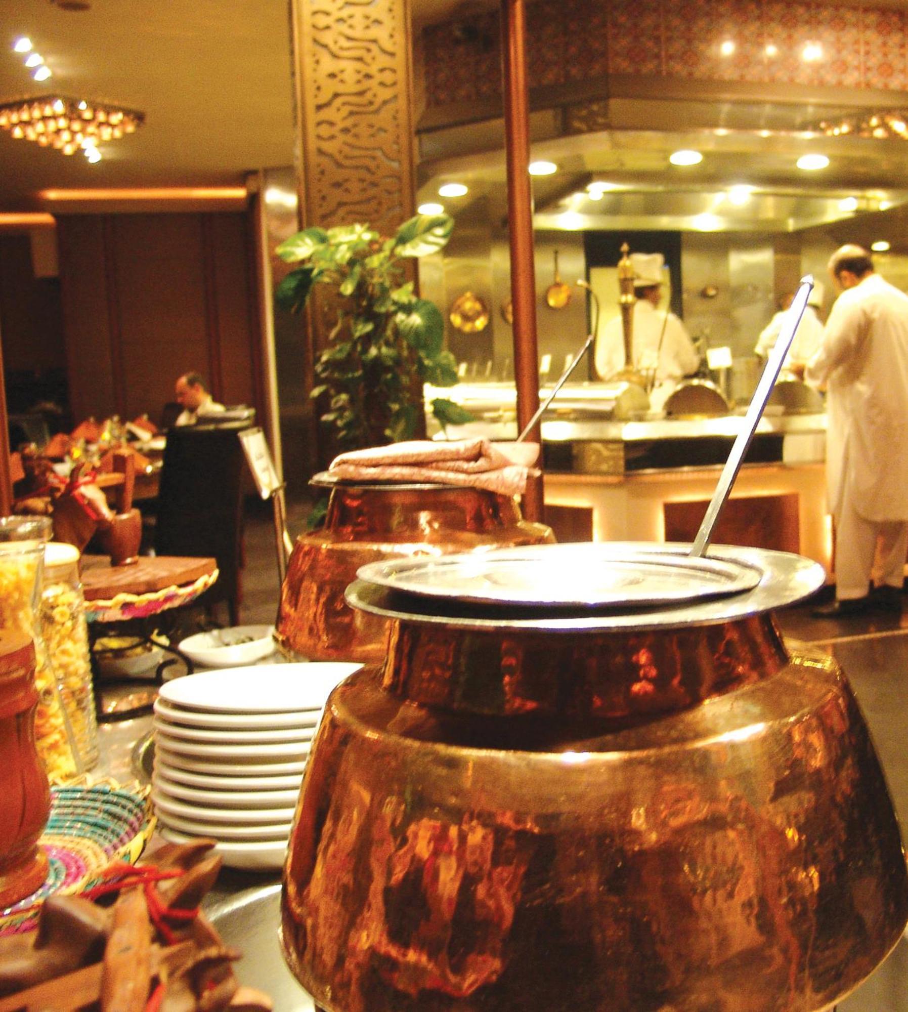 Pearl Continental Hotel, Karachi Exteriör bild A chafing dish
