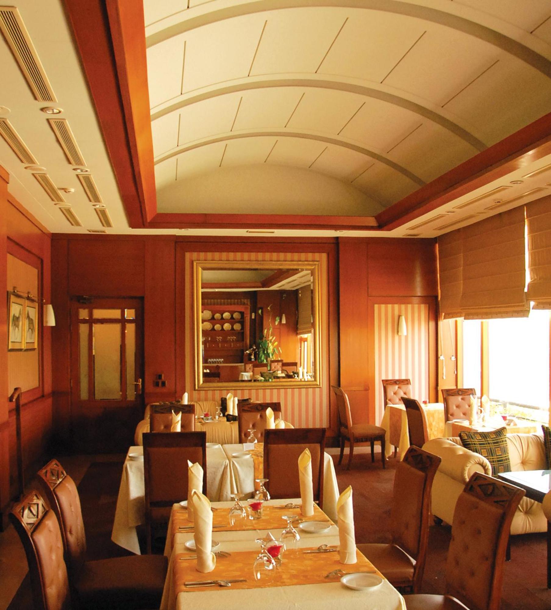 Pearl Continental Hotel, Karachi Exteriör bild The interior of the Maharajas' Express