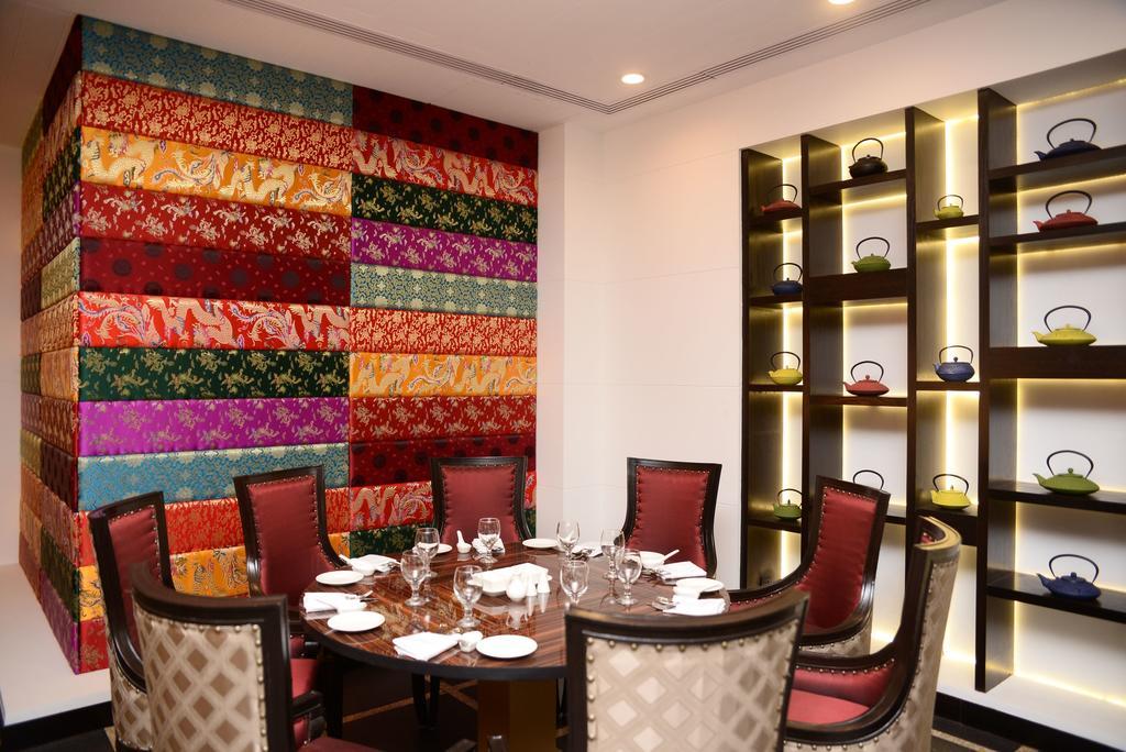 Pearl Continental Hotel, Karachi Exteriör bild The interior of the restaurant