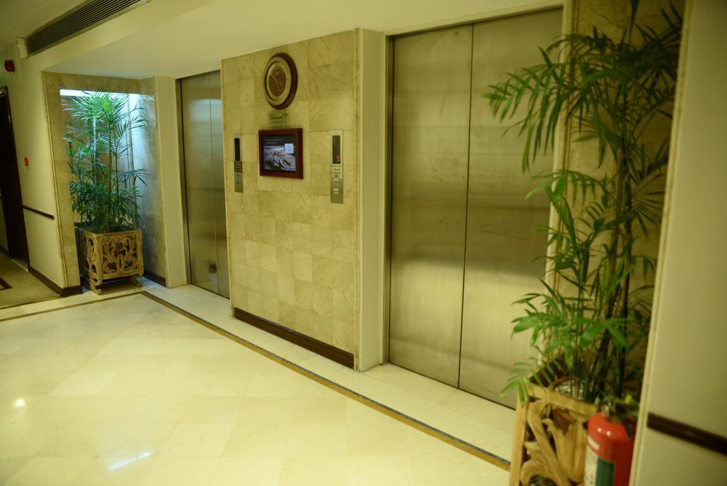 Pearl Continental Hotel, Karachi Exteriör bild A typical elevator in a hotel