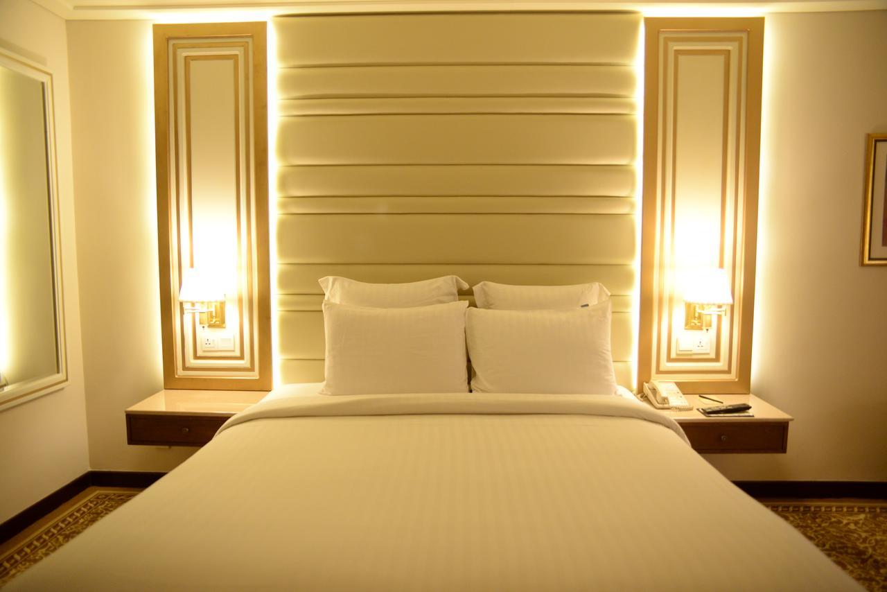 Pearl Continental Hotel, Karachi Exteriör bild A bedroom at the hotel