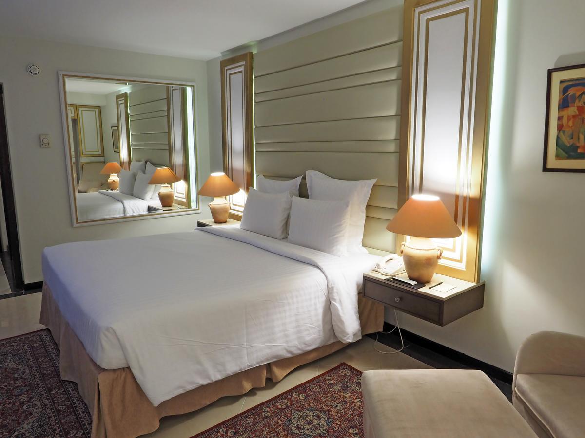 Pearl Continental Hotel, Karachi Exteriör bild A bedroom at the hotel