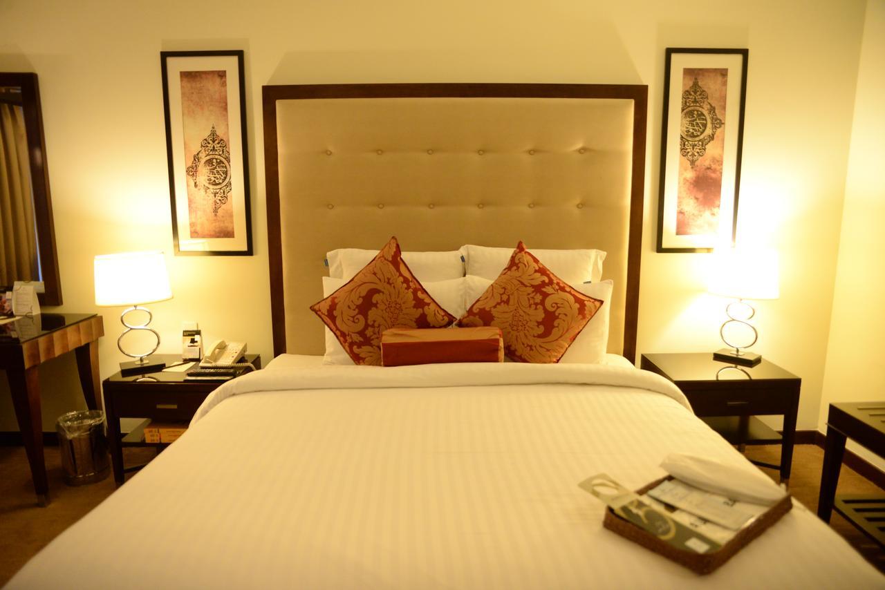 Pearl Continental Hotel, Karachi Exteriör bild A bedroom at the Taj Bengal